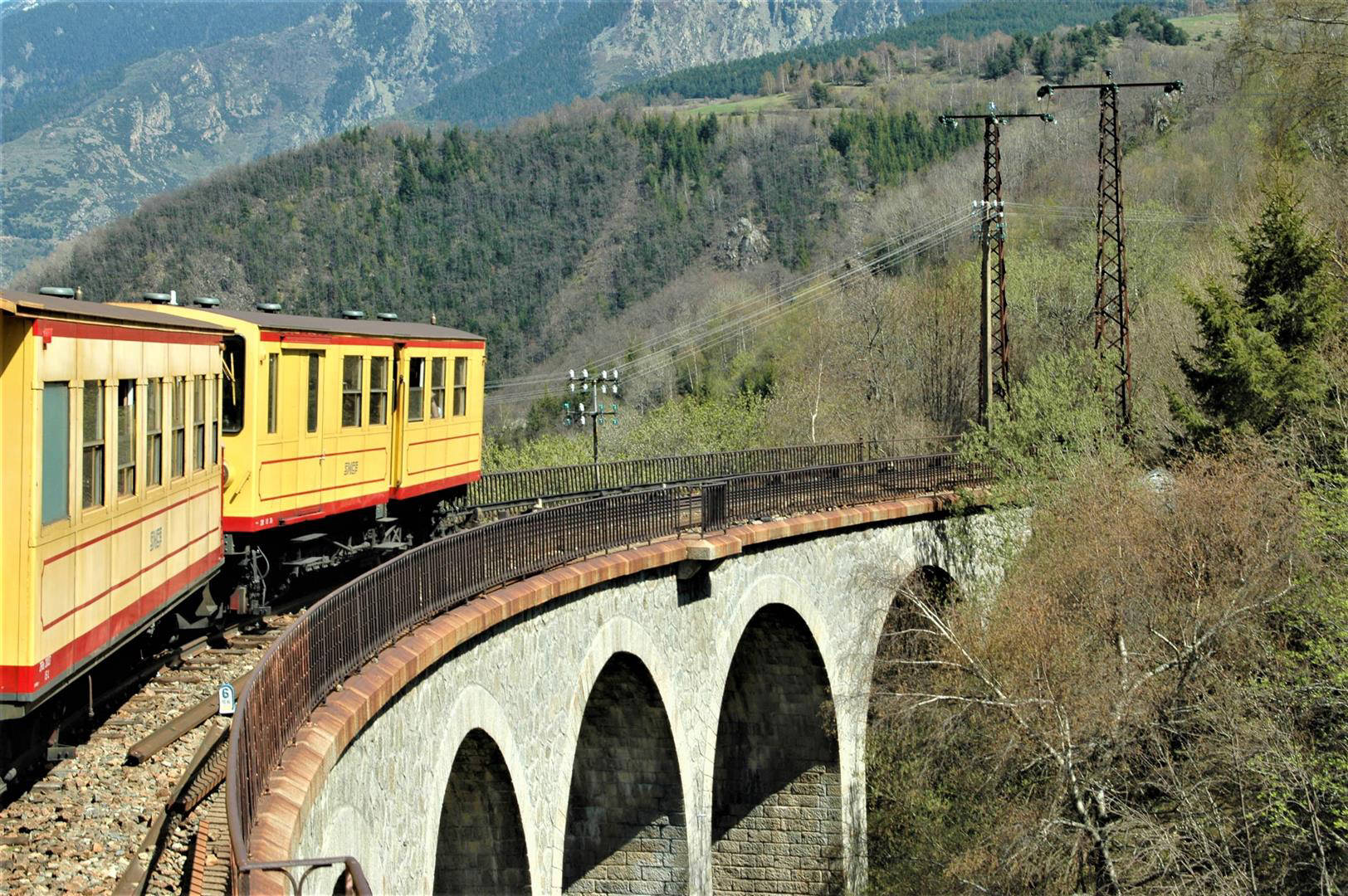 Train Jaune crossing viaduct