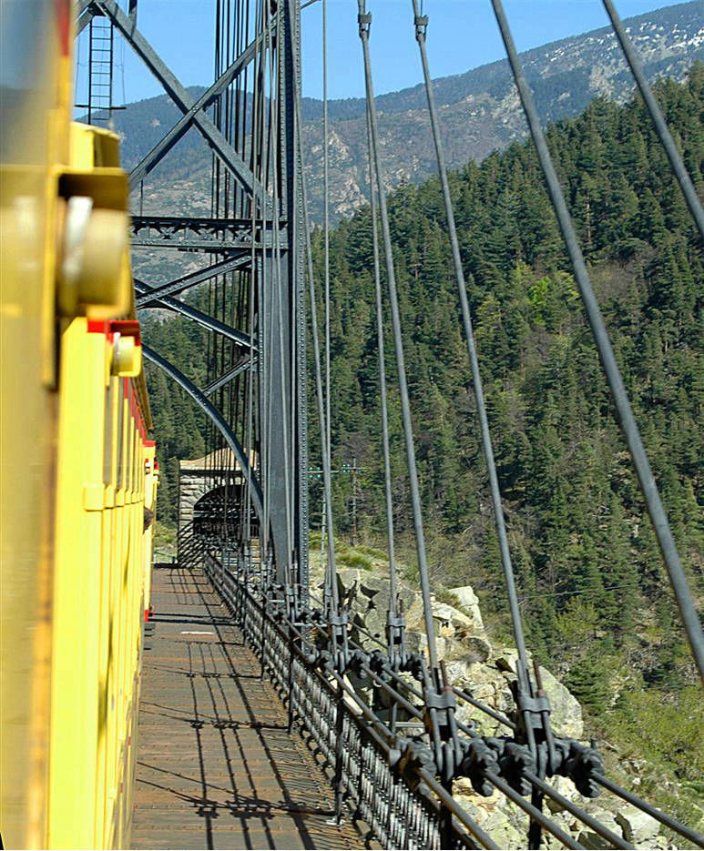 Train Jaune on suspension bridge