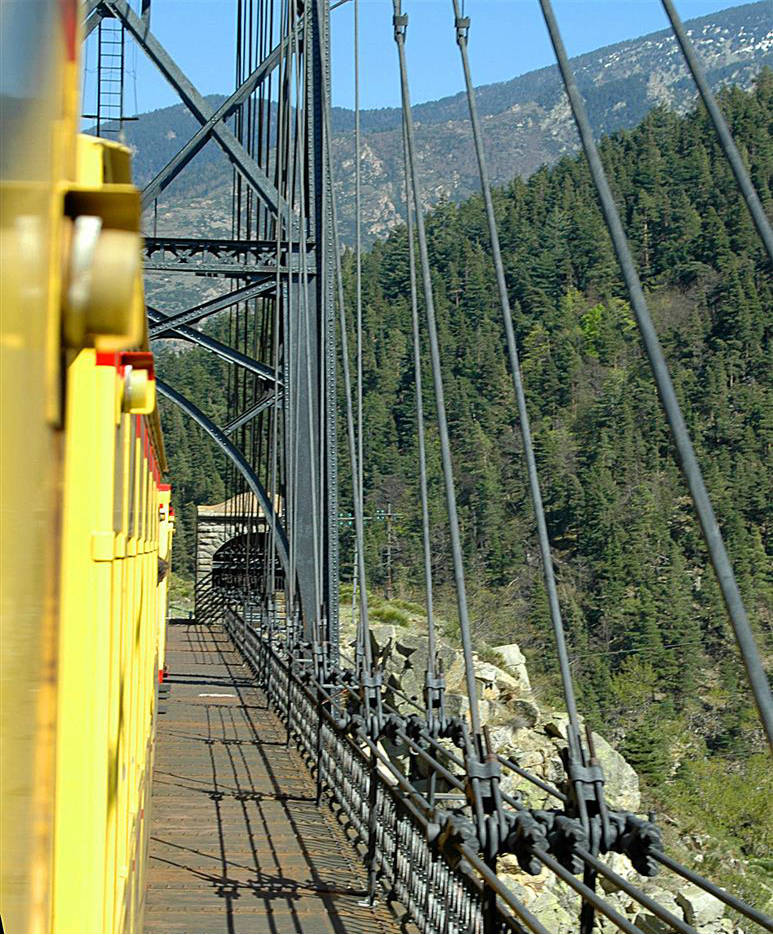 Train Jaune on suspension bridge