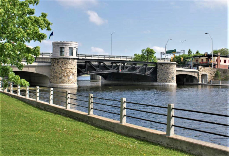 Promenade Bridge over the canal