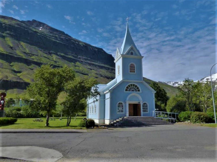 A pretty icelandic church